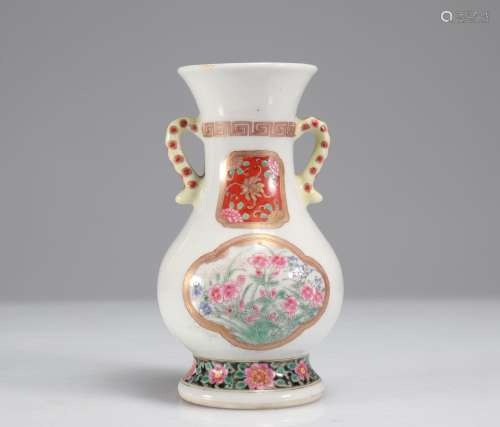 Petit vase en porcelaine de la famille rose époque Qing<br /...