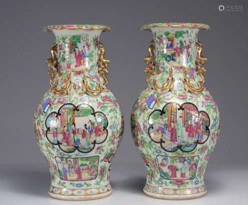 Paire de vases en porcelaine de Canton XIXème<br />
Poids: 8...