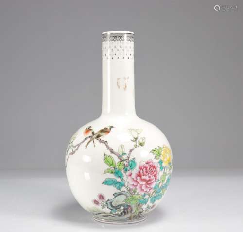 Vase en porcelaine décor d'oiseau république<br />
Poids: 1....