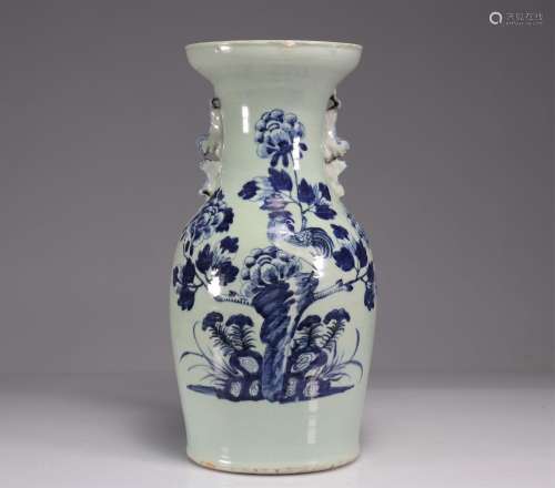 Vase en porcelaine céladon à décor de coq XIXème<br />
Poids...