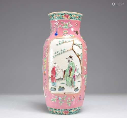 Vase en relief de la famille rose à décor de personnages<br ...