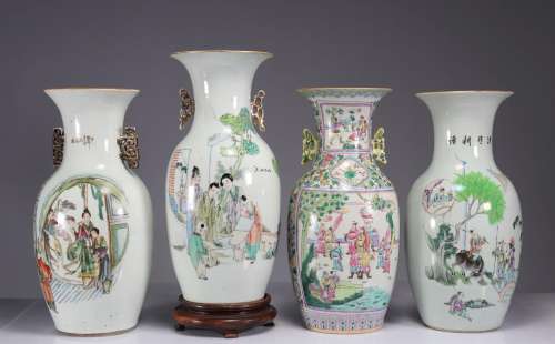 Vases (4) en porcelaine de chine vers 1900<br />
Poids: 14.3...