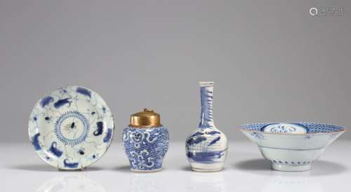 Lot (4) porcelaines blanc bleu époque Qing<br />
Poids: 1.00...