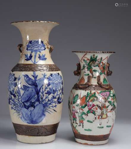 Lot de 2 vases en porcelaine de Nankin<br />
Poids: 6.30 kg<...