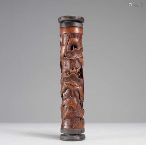 Porte encens en bambou sculpté<br />
Poids: 190 g<br />
Régi...
