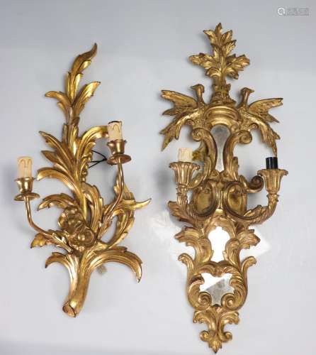 Appliques en bois sculpté et doré de style Louis XV<br />
Po...