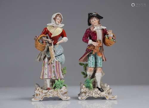 Paire de statues en porcelaine de Capodimonte<br />
Poids: 1...