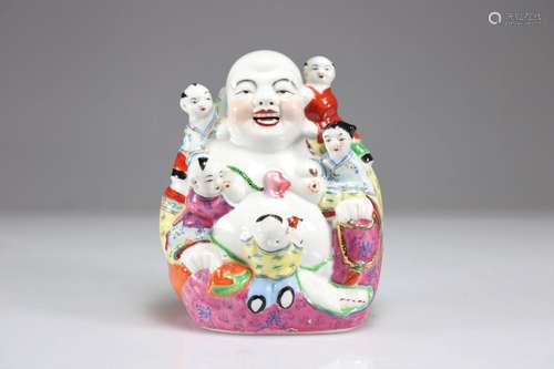 Bouddha et enfants en porcelaine famille rose<br />
Poids: 8...