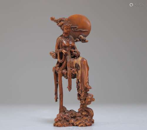 Sculpture en bois "jeune femme"<br />
Poids: 115 g...