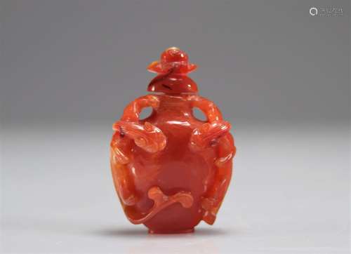 Tabatière chinoise en agate sculptée de Chilons<br />
Poids:...