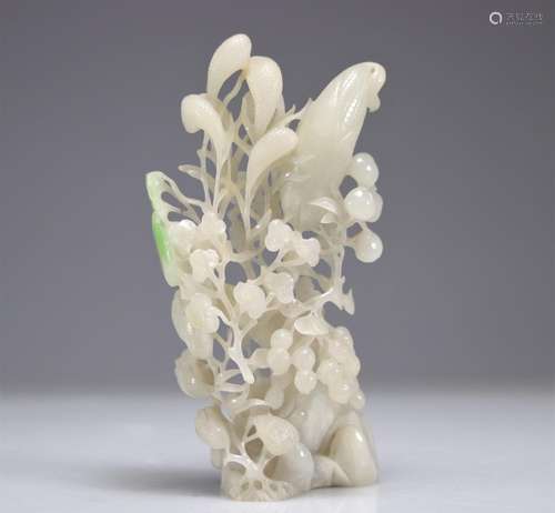 Imposant jade blanc sculpté<br />
Poids: 1.06 kg<br />
Régio...