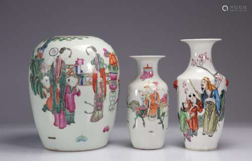 Lot de 3 vases en porcelaine de la famille rose<br />
Poids:...