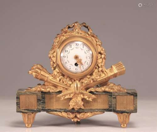 Pendule de table en bronze doré de style Louis XV<br />
Poid...