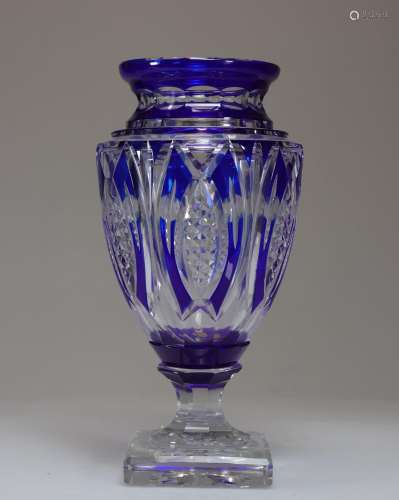 Vase Jupiter en cristal du Val-Saint-Lambert doublé bleu<br ...