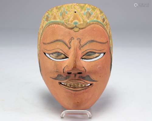 Masque Indonésie en bois et polychrome<br />
Poids: 220 g<br...