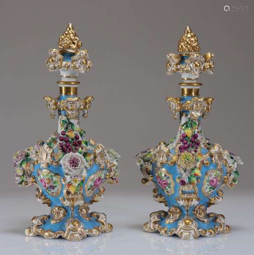 Jacob Petit paire de flacons en porcelaine ornés de fleurs<b...