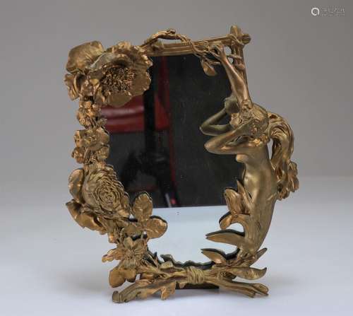 Miroir en bronze Art Nouveau décoré d'une jeune femme et fle...