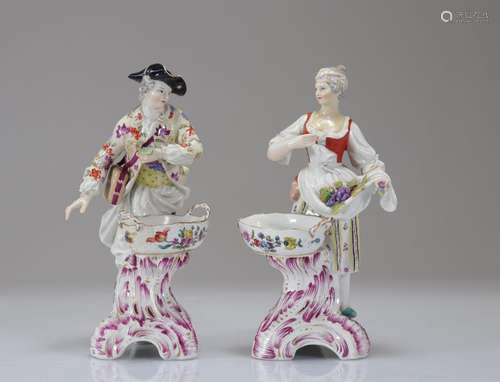 Porcelaines de KPM personnages salières<br />
Poids: 1.13 kg...