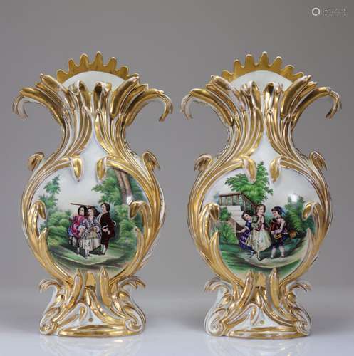 Imposante paire de vases cornets en porcelaine de Paris<br /...