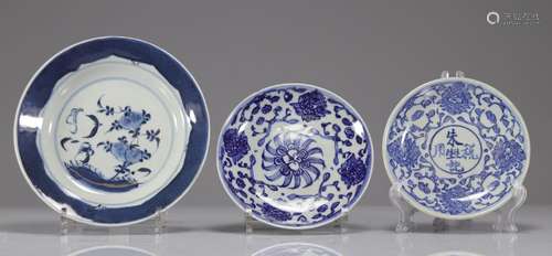 Lot de porcelaines blanc bleu<br />
Poids: 730 g<br />
Régio...