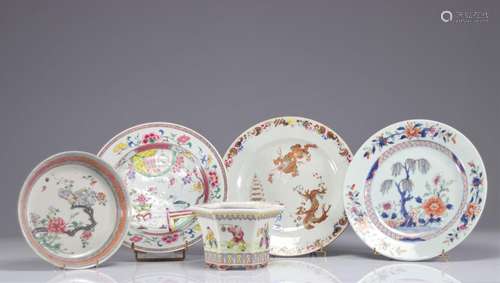 Lot d'assiettes (4) et un cache pot en porcelaine de chine<b...