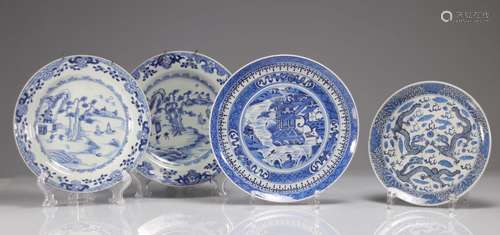 Lot d'assiettes (3) en porcelaine blanc bleu XVIIIème<br />
...