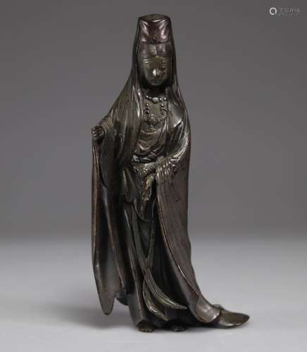 Guanyin en bronze<br />
Poids: 1.49 kg<br />
Région: Chine<b...