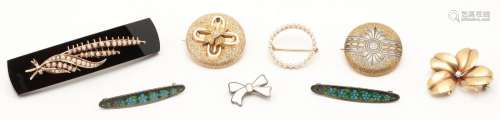 COLLECTION OF 8 LADIES GOLD & SILVER BROOCHES