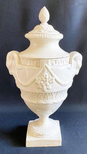 Klassizistische Fayence-Vase, um 1810: auf quadratischem Fuß...