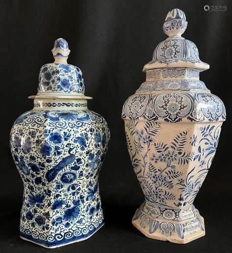 2 Deckelvasen / two vases with lid, Delft, 18. Jh., Blumen- ...