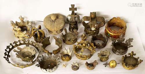 Konvolut von 22 Kronen/ collection of 22 crowns. Sammlungsau...