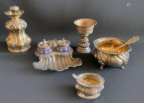 Konvolut Silber, insgesamt 7 Teile: Flasche mit ornamentalem...