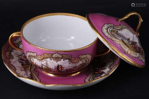 Meissen, um 1800, Deckelterrine mit Presentoire, halbkugelig...