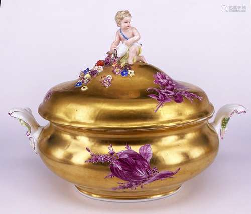 Meissen, Goldfond-Deckelterrine: Camaieu Blumenmalerei auf G...