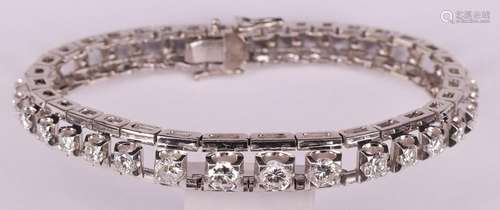 Armband mit Diamanten, 585er WG, mit 34 Brillanten, ca. 6 ct...