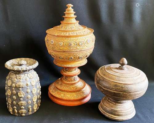 Drei große Deckeldosen, orientalisch, indisch: runde Dose au...