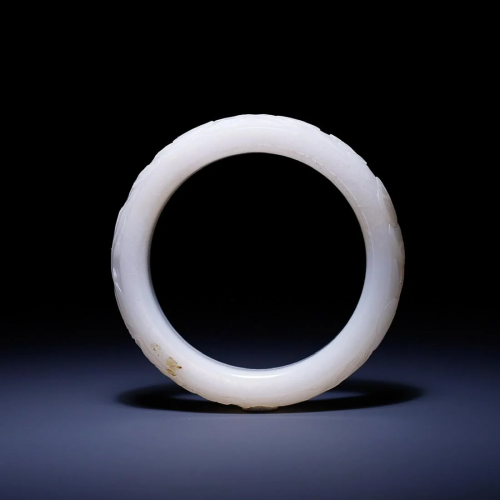 CHINESE HETIAN JADE BRACELET WITH CARVED 'PEACH'