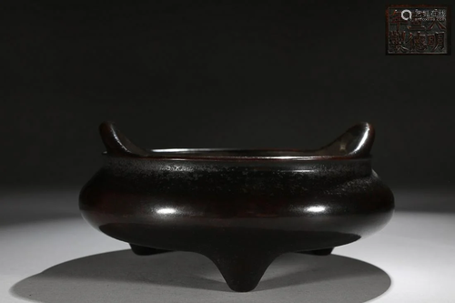 CHINESE BRONZE HANDLED CENSER ON THREE LEGS, 'MING XUANDE' M...