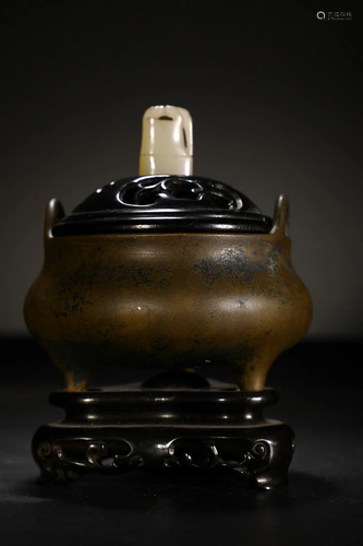 CHINESE BRONZE HANDLED CENSER ON THREE LEGS, 'XUANDE' MARK