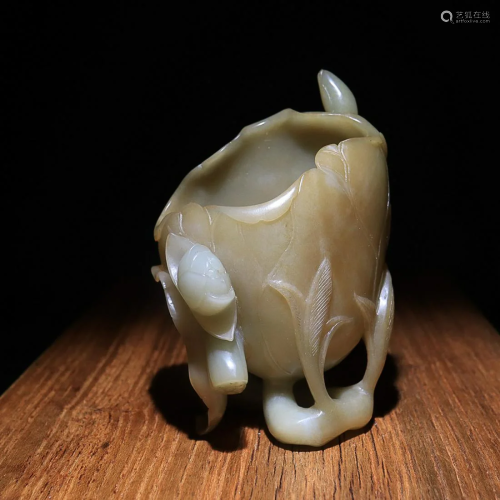 CHINESE HETIAN JADE VASE WITH CARVED 'LOTUS'