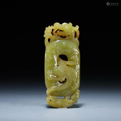 CHINESE HETIAN YELLOW JADE PENDANT WITH CARVED 'DRAGON'