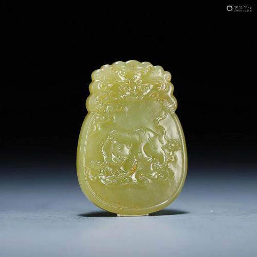 CHINESE HETIAN YELLOW JADE PLAQUE WITH CARVED 'TIGER'
