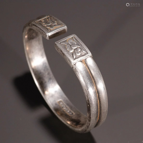 CHINESE SILVER BANGLE DEPICTING 'FLORAL'