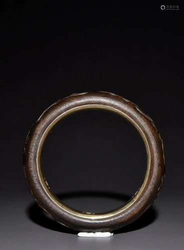 CHINESE GILT-SILVER-MOUNTED AGARWOOD BANGLE WITH CARVED 'FLO...