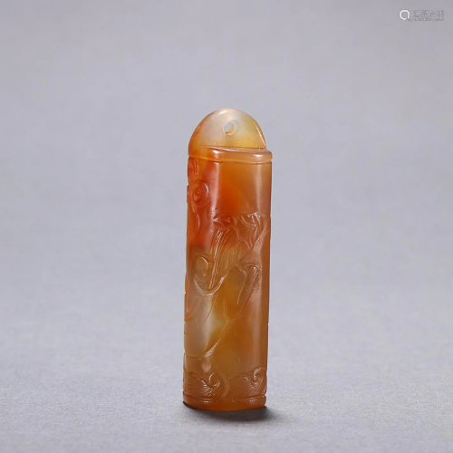 CHINESE AGATE ARROW TUBE WITH CARVED 'BAT AND CHI-DRAGON'