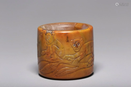 CHINESE AGATE THUMB RING WITH CARVED 'MONKEY'