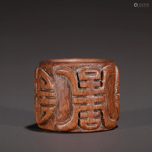 CHINESE AGARWOOD THUMB RING WITH CARVED 'SHOU'