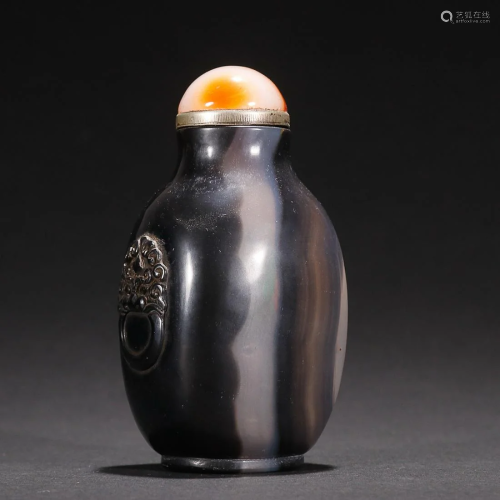 CHINESE AGATE SNUFF BOTTLE WITH CARVED 'BEAST'