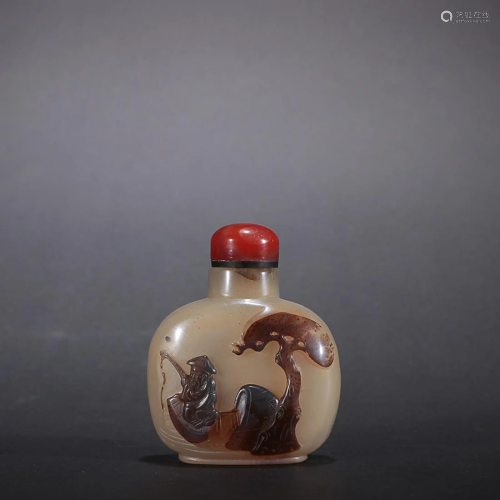 CHINESE AGATE SNUFF BOTTLE WITH CARVED 'FIGURE STORY'