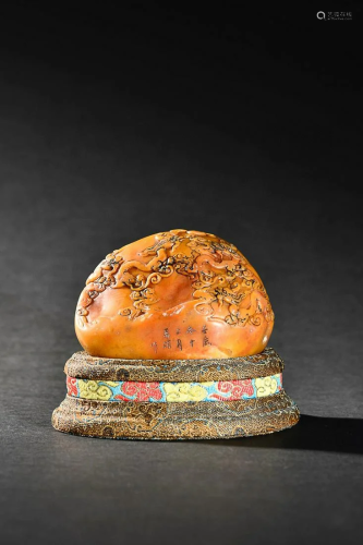 CHINESE TIANHUANG STONE SEAL WITH CARVED 'CHI-DRAGON PURUSIN...